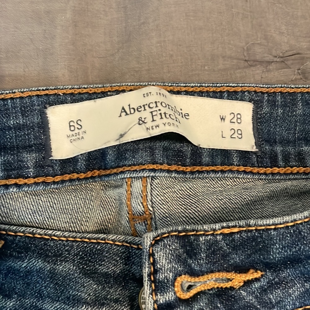 A&F distressed cropped jeans - Picture 2 of 3